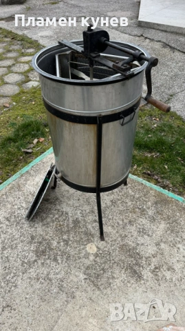 Продавам центрофуга за мед 3-рамкова, ръчна от хром-никел (инокс) 