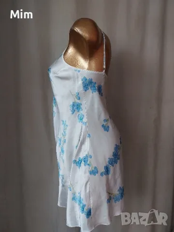 S Бяла сатенена нощница на сини цветя , снимка 3 - Нощници - 49187863