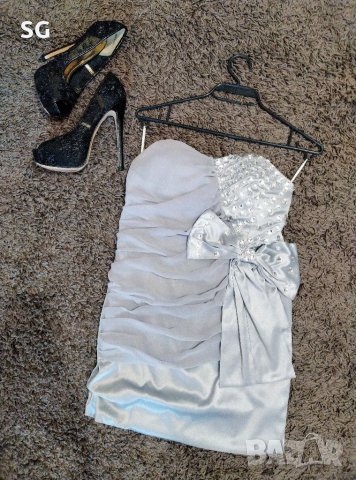 Елегантна светло сива рокля с панделка