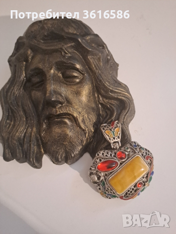 Масивен медальон с кехлибар и емайл