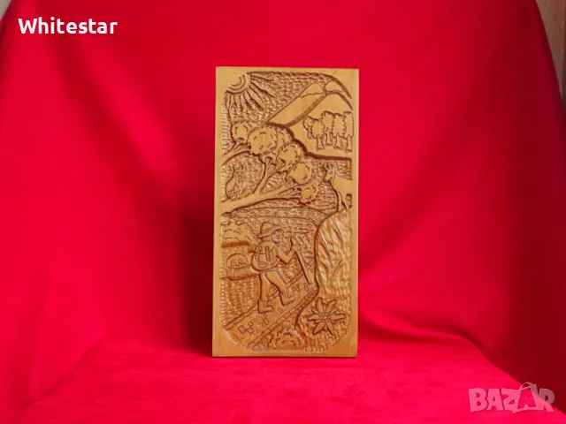 Дърворезбовано пано "Турист"