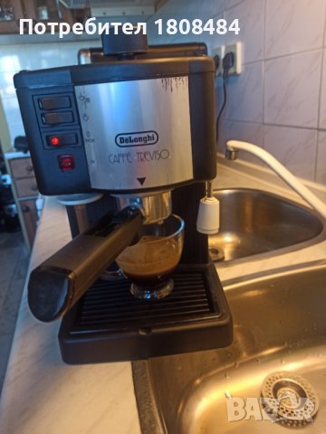 Кафе машина Делонги Тревизо с ръкохватка с крема диск, работи отлично и прави хубаво кафе с каймак , снимка 1 - Кафемашини - 38460250