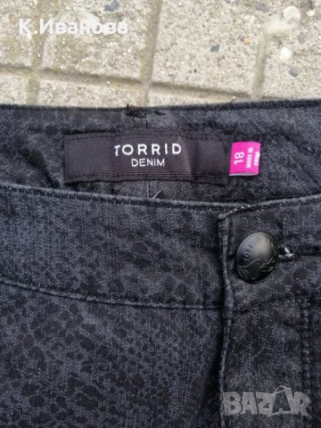 Дамски черно сиви дънки със змийски принт марка TORRID, голям размер, снимка 2 - Дънки - 34880263