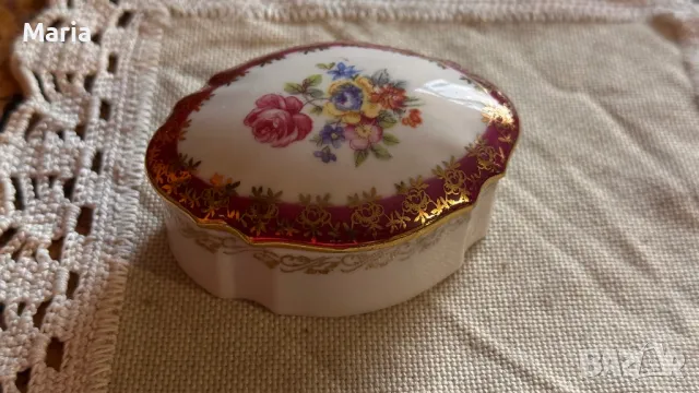 Декоративна винтидж кутийка за бижута от фин порцелан .Маркирано ГДР