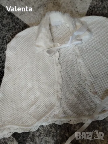 Бяло пончо наметало на марката Pom Pom, снимка 3 - Детски пуловери и жилетки - 55881996