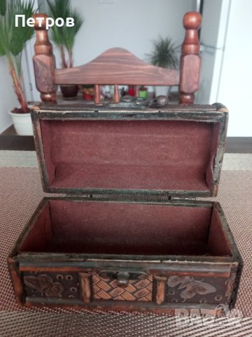 Продавам малка,дървена кутия за ценности., снимка 3 - Колекции - 39881860