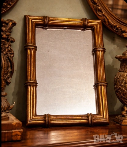 Винтидж дървено огледало със златна рамка