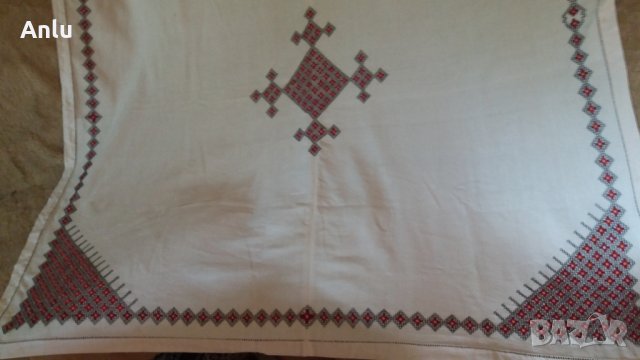 Стилна, ръчно бродирана покривка за маса