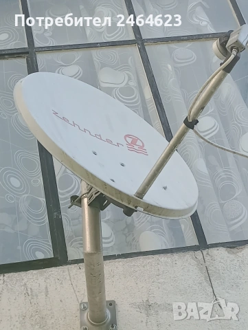 Сателитна чиния и два приемника