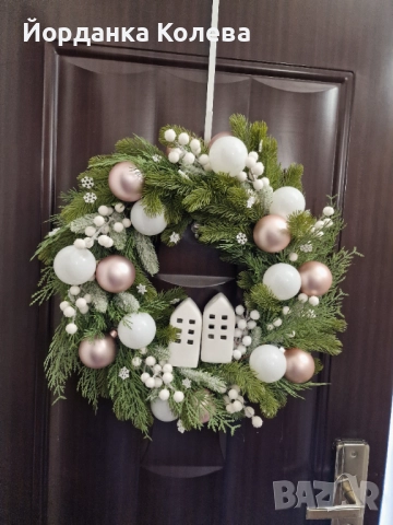 Коледен венец с бели къщички