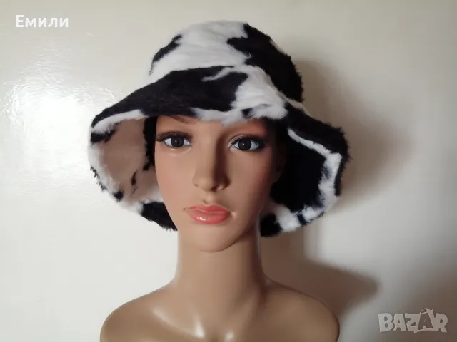 Дамска пухкава шапка с принт кравичка, снимка 2 - Шапки - 48423204