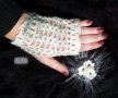 Ръчно плетен комплект от мохер ръкавици и брошка, снимка 1 - Ръкавици - 30156365