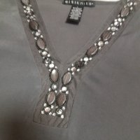 Сива блуза с остро деколте и нашити камъчета около него, снимка 3 - Тениски - 40349891