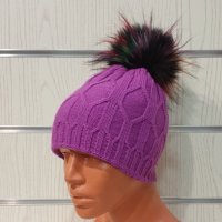 Нова зимна дамска лилава шапка с шарен помпон/пух, снимка 1 - Шапки - 35479434