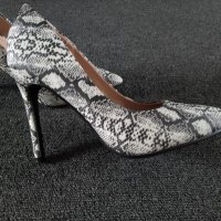 Дамски стилни обувки на ток със змийски принт 38.39 номер