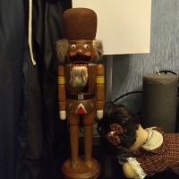 Дървена кукла Орехотрошачка ръчна изработка  НАМАЛЕНИЕ, снимка 1 - Колекции - 38709982