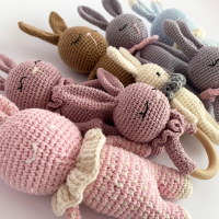 Детска играчка ръчна изработка, плетено зайче, дрънкалка и клипс за биберон, подарък за бебе, снимка 3 - Други - 41480509