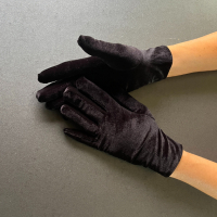 Елегантни къси дамски ръкавици от черен плюш 8635, снимка 5 - Ръкавици - 44292104