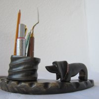Стара мастилница или моливник от рог с дакел, снимка 1 - Антикварни и старинни предмети - 40421543