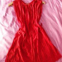 Плесирана червена рокля, снимка 2 - Рокли - 34062787