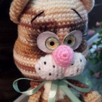 Котенце Мурзилка, Плетена играчка, Ръчно изработена, Перфектен подарък, снимка 2 - Плюшени играчки - 39335358