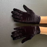 Елегантни къси дамски ръкавици от черен плюш 8635, снимка 3 - Ръкавици - 44292104