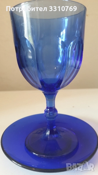 Синя стъклена чаша на столче. , снимка 1