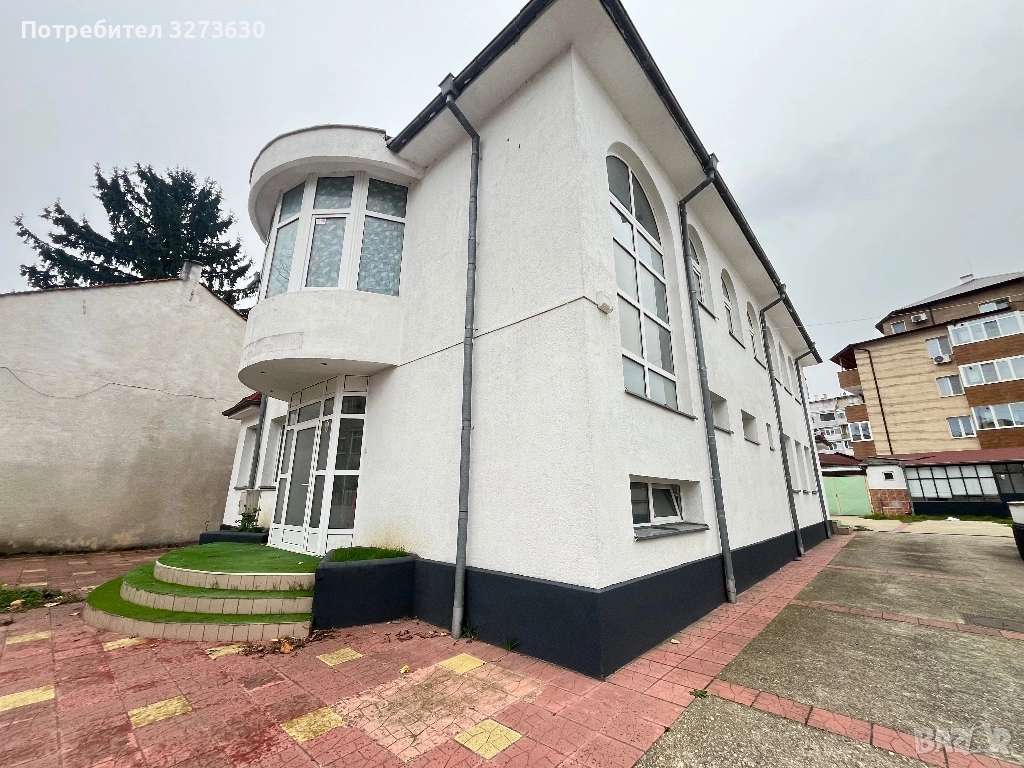 Продава се недвижим имот-  офис сграда, жилищна сграда ателие и гаражи  , снимка 1