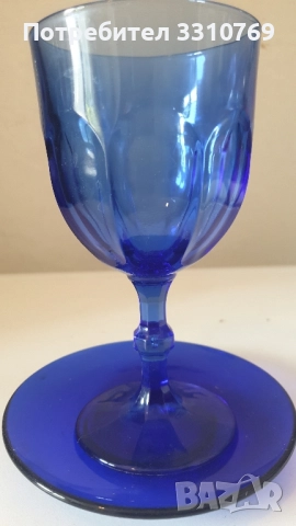 Синя стъклена чаша на столче. , снимка 1