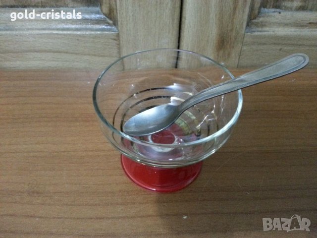 Кристален съд за хайвер с лъжичка сос