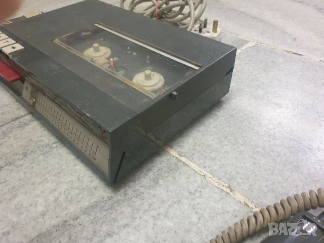 Магнетофон / касетофон Philips Има аксесоари към него. Не тестван. Продава се за части или възстанов, снимка 3 - Аудиосистеми - 37943448