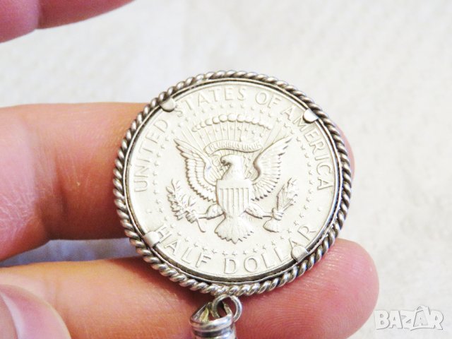 Медальон - сребърен американски долар, HALF DOLLAR - 1964 г. с лика на Кенеди и сребърен обков, снимка 6 - Колиета, медальони, синджири - 29630344