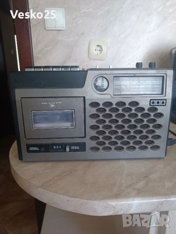 Ретро радио касетофон Hitachi TRK -5030E, снимка 2 - Радиокасетофони, транзистори - 51753880