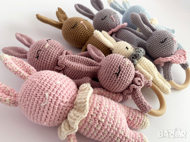 Зайче и дрънкалка ръчна изработка в неутрален цвят, плетени зайчета, играчка за бебе, бежово зайче , снимка 9 - Други - 44602627