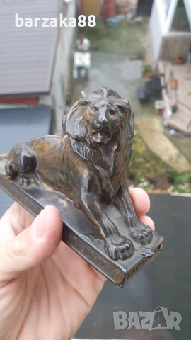 Стара фигура на Лъв с позлата