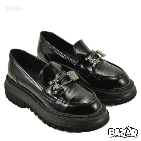 Модерни дамски мокасини тип уолфър в черен лак с модерен аксесоар , снимка 1 - Дамски ежедневни обувки - 42259315