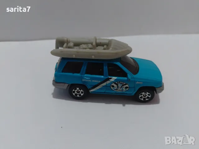 Jeep Grand Cherokee с лодка/сал на покрива на марката Matchbox (в мащаб около 1:58 – 1:64)., снимка 3 - Колекции - 56228217