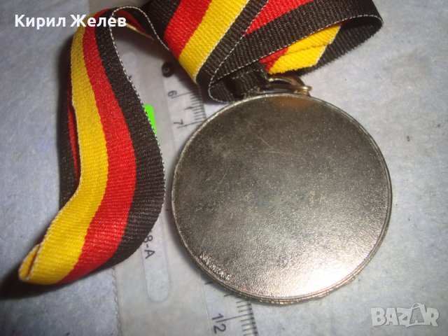 СТАР НЕМСКИ СПОРТЕН МЕДАЛ с ПОЗЛАТА МЕДАЛ - ФУТБОЛ с ЛЕНТА 30623, снимка 3 - Антикварни и старинни предмети - 38026093