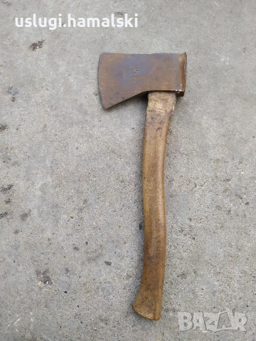 Стара брадва с печат