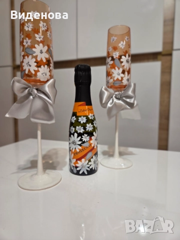 Продавам ръчно рисуван комлект шампанско и две чаши