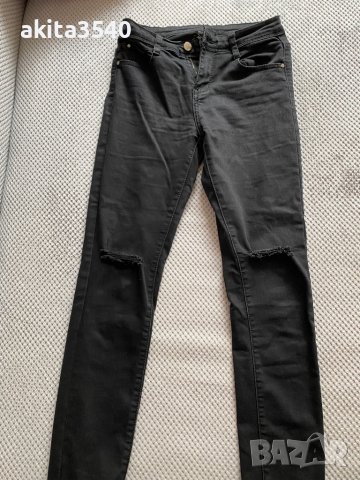 Черни дънки със скъсани колене