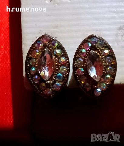 Елегантни обеци с кристали и централен камък – блестящ акцент към всяка визия