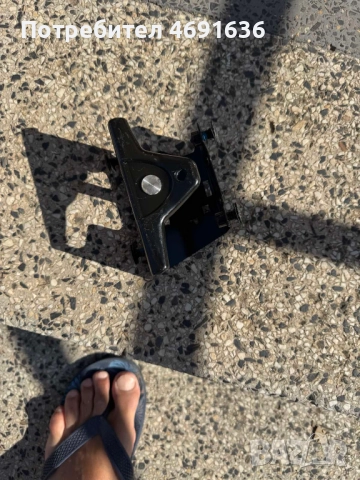 Основа на осигурителната кука на преден капак на Ауди Audi A8 D4 4H само за 80лв. 4H0805951F, снимка 2 - Части - 52898461