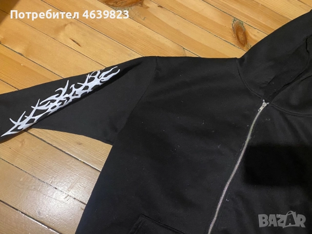 Черен сиучър с принт по ръкавите 