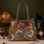 Дамска чанта с многоцветен дизайн – простор, организация и стил в едно, снимка 3