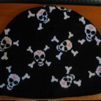 Черна зимна шапка с черепи , снимка 1 - Шапки - 40792639