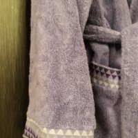 Кралски халат най-високо качество - хладко лилаво със стилна шевица, снимка 3 - Други - 39217671