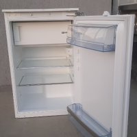 Малък хладилник с камера AEG за вграждане, снимка 2 - Хладилници - 42462825