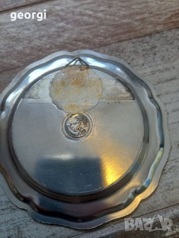 Две декоративни порцеланови чинийки с  цветя и калаен обков, снимка 5 - Колекции - 39601438