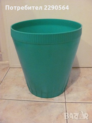 Доста голяма пластмасова саксия